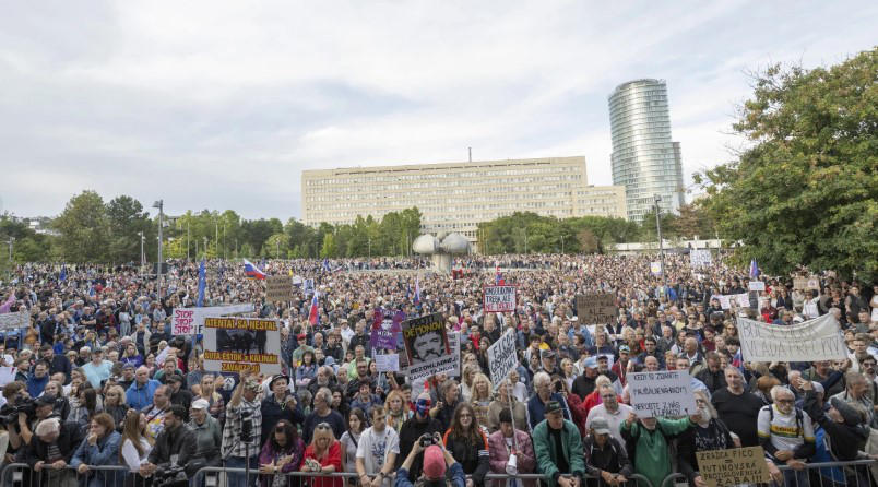 Associated Press - სლოვაკეთში მთავრობის ეკონომიკური ზომებისა და პრორუსული პოლიტიკის გასაპროტესტებლად ათასობით ადამიანი შეიკრიბა