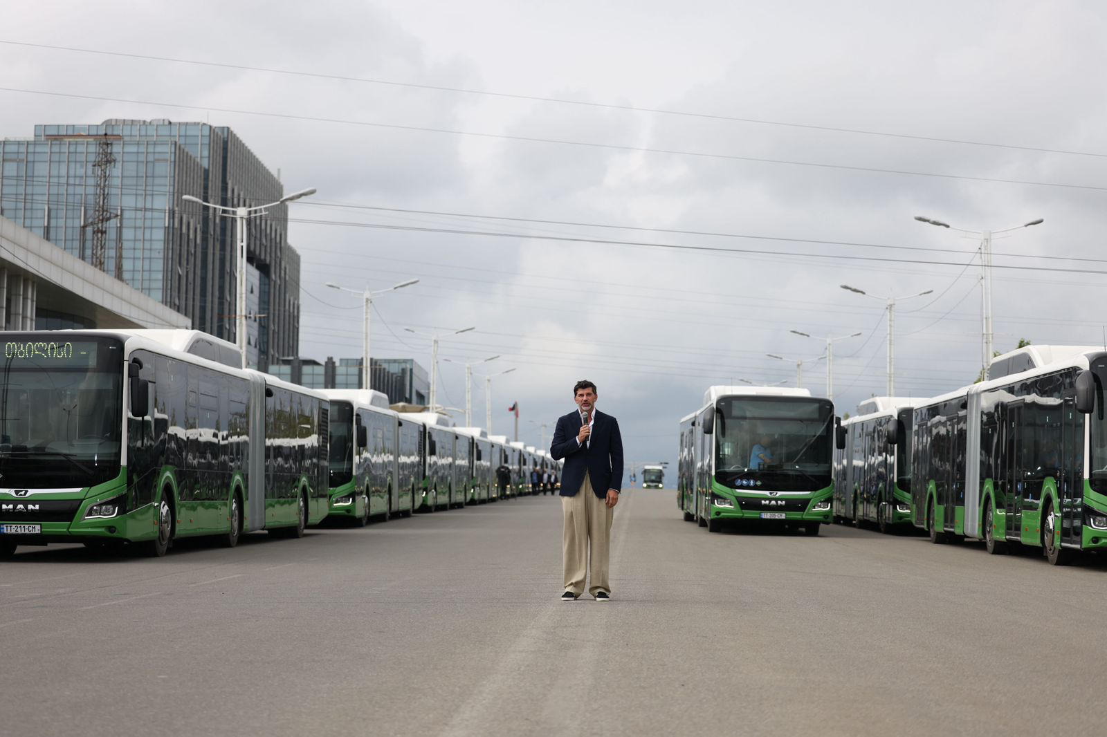 თბილისის მერია - 18-მეტრიანი ავტობუსების მორიგი ნაკადი 27 სექტემბრიდან სხვადასხვა მარშრუტზე ეტაპობრივად გადანაწილდება