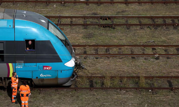 Reuters - საფრანგეთში, ბიუჯეტის შემცირების წინააღმდეგ დაგეგმილი საპროტესტო აქციების ფარგლებში, ათასობით ადამიანი გაიფიცება