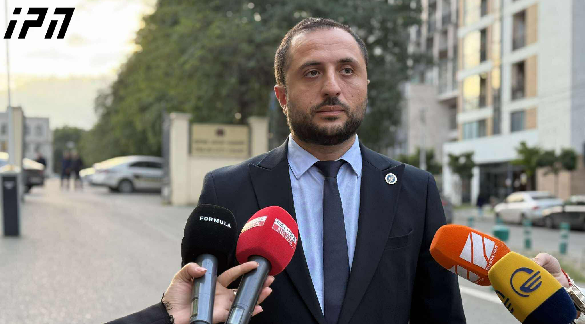 პროკურორი - ბრალდებულ ზურაბ ზვიადაურის ავტომანქანის ჩხრეკის შედეგად ამოღებულია ორი ცეცხლსასროლი იარაღი, ერთი იყო გაფორმებული, მეორე - არა