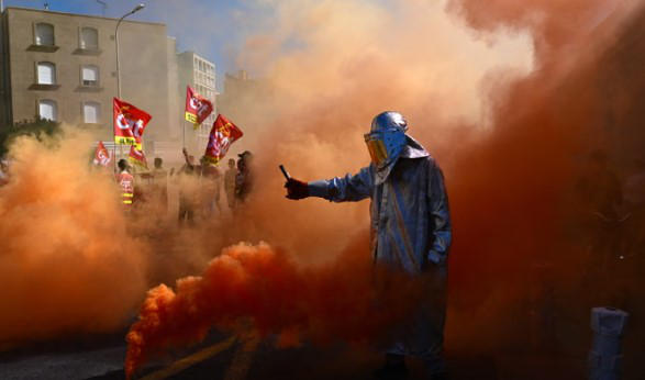The Guardian - საფრანგეთში საპროტესტო აქციებზე 94 ადამიანი დააკავეს