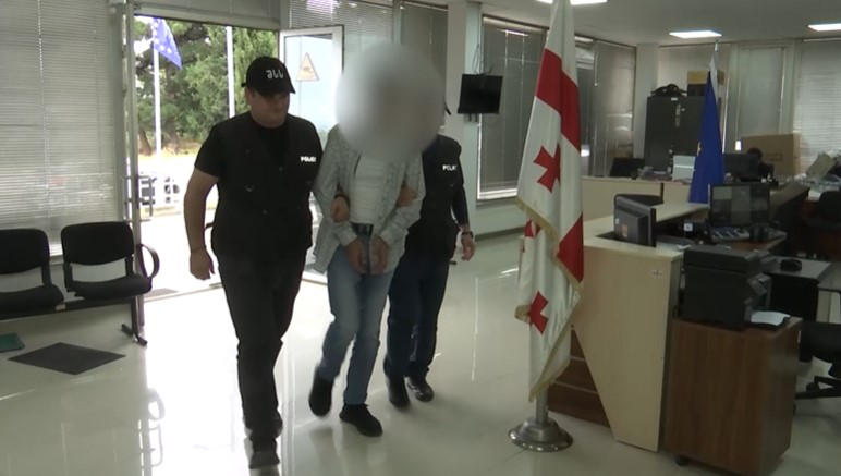 პოლიციამ ოჯახში ჩადენილი ძალადობისა და ოჯახის წევრის მიმართ არაერთგზის მუქარის ბრალდებით ძებნილი პირი დააკავა