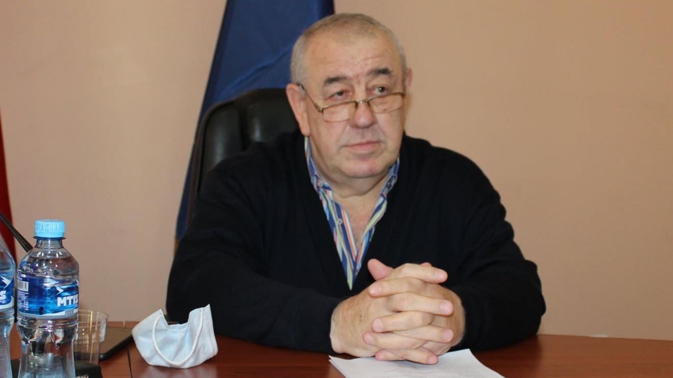 გორის საკრებულოს დაკავებული წევრის ადვოკატმა, ბორის გოგიჩაიშვილის ჯანმრთელობის მძიმე მდგომარეობის გამო, სასამართლოს მის მიმართ 50 000-ლარიანი გირაოს გამოყენება შესთავაზა