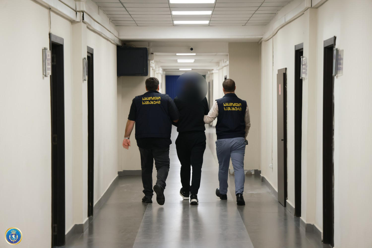 საგამოძიებო სამსახური - გამოვლენილია ამჟამად პატიმრობაში მყოფი, ყოფილი თავდაცვის მინისტრის ოჯახის წევრის კუთვნილი კომპანიების მიერ,  განსაკუთრებით დიდი ოდენობით უაქციზო სიგარეტის გამოშვება/შენახვის ფაქტები