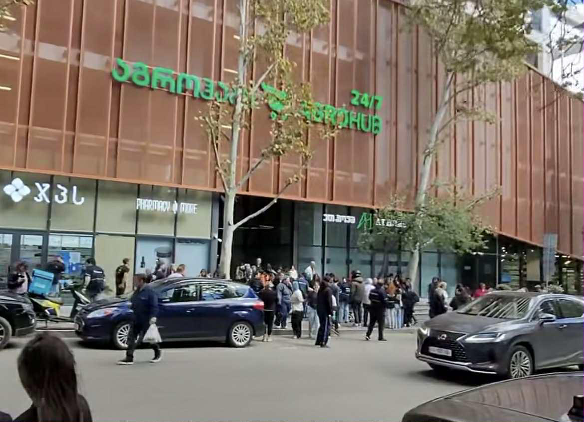 არსებული ინფორმაციით, ოთარ ჭილაძის ქუჩაზე მდებარე „აგროჰაბში“ ხანძარია, რის გამოც შენობიდან ხალხის ევაკუაცია მიმდინარეობს