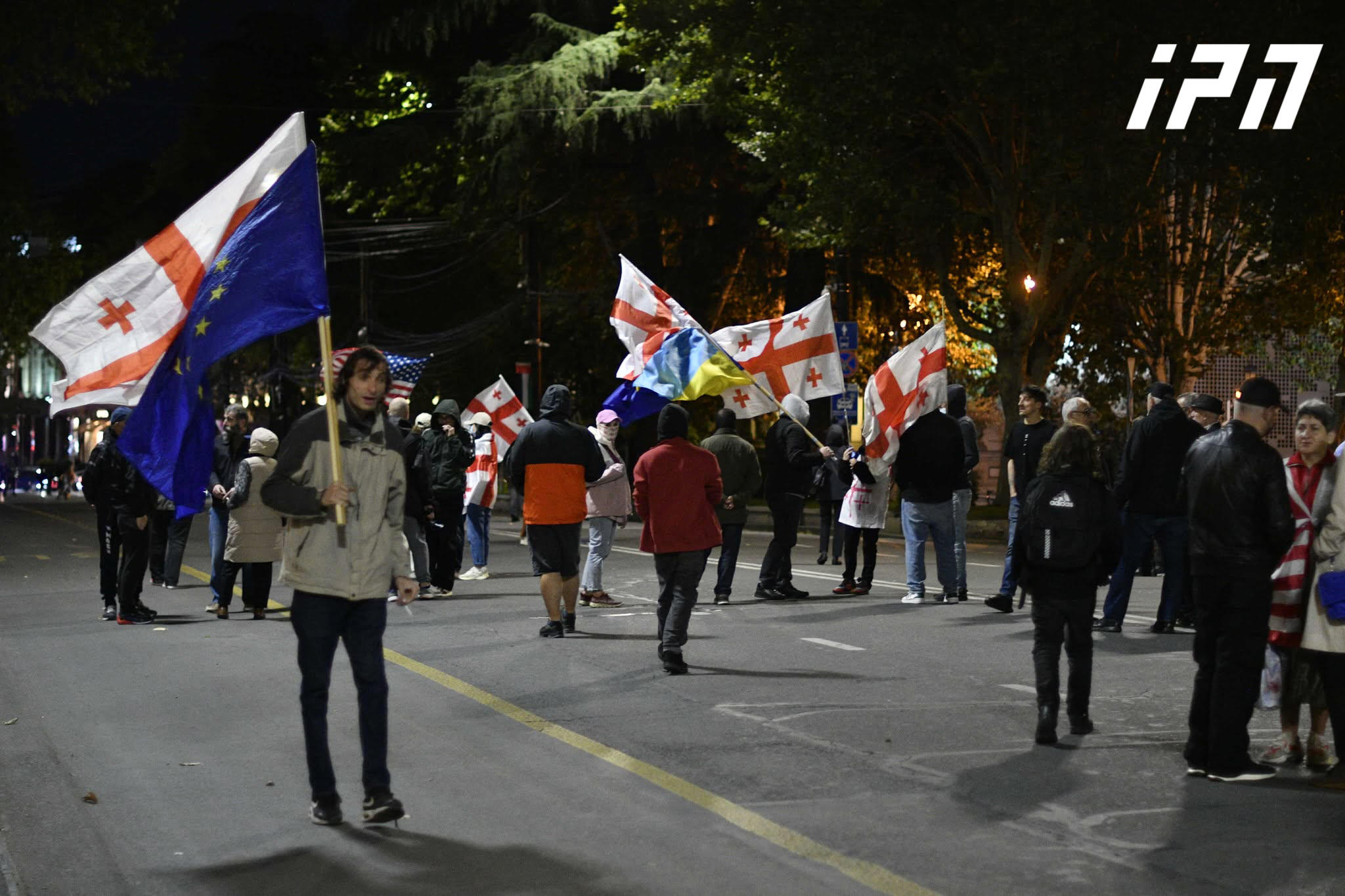 პარლამენტთან საპროტესტო აქცია მიმდინარეობს