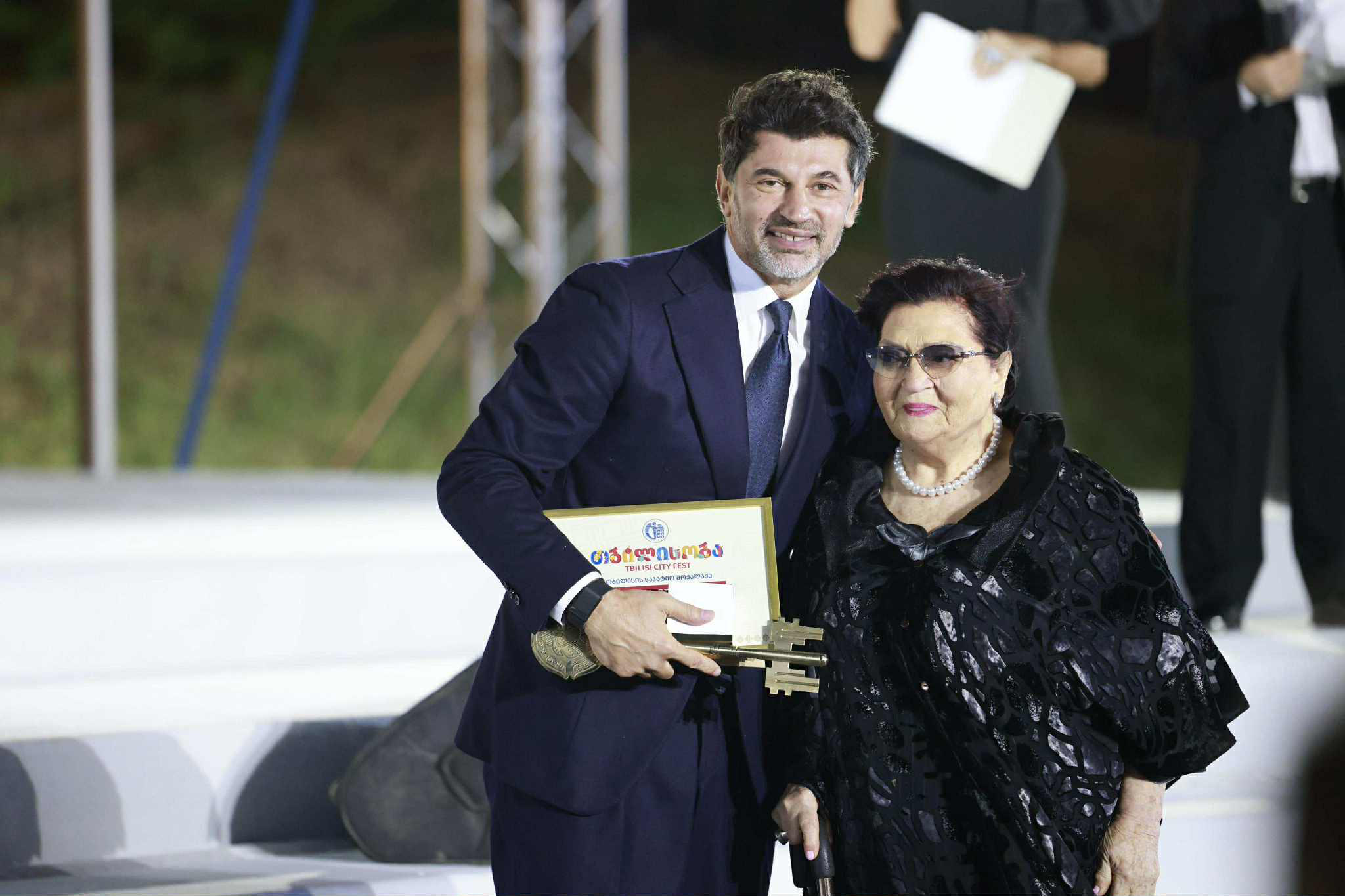 კახა კალაძე - საპატიოა ყველა მოქალაქე, ვინც ზრუნავს ქალაქზე, დახმარების ხელს უწვდის გაჭირვებაში მყოფებს, ვინც კეთილსინდისიერი შრომით ემსახურება ქალაქს და ქვეყანას, მადლობა ამისთვის