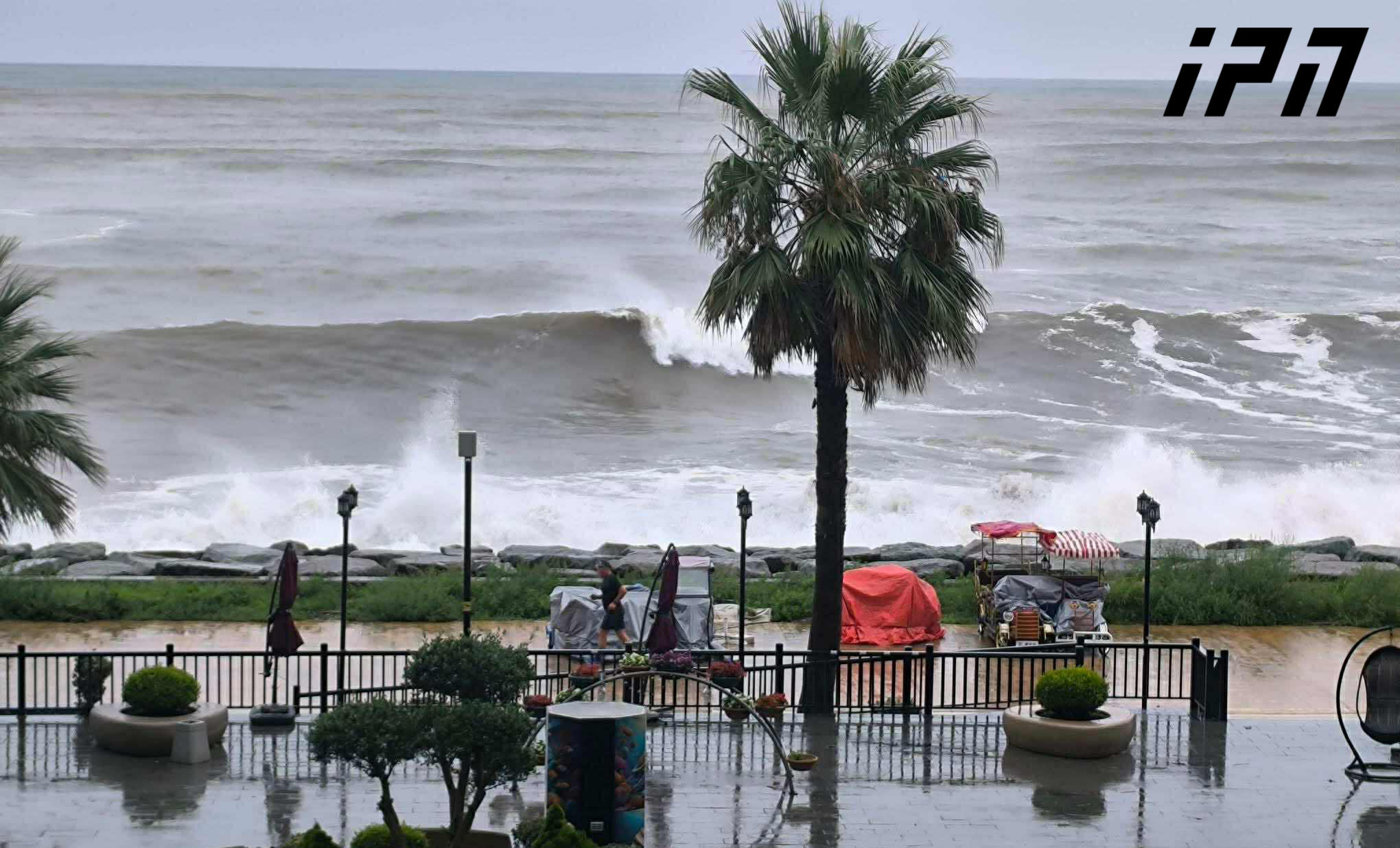 ბათუმში ძლიერმა ქარმა და წვიმამ პრობლემები შექმნა - შტორმმა სანაპიროზე ინფრასტრუქტურა დააზიანა