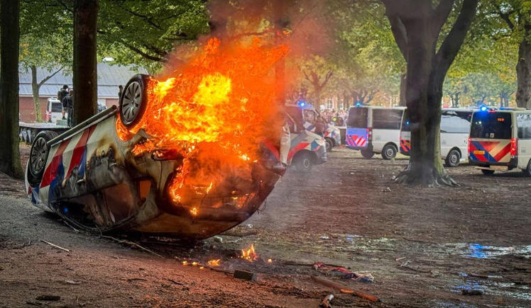 გამოცემა NOS - ჰააგაში ანტიიმიგრაციული დემონსტრაციის მონაწილეებსა და პოლიციას შორის შეტაკებები მოხდა