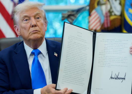 დონალდ ტრამპმა ხელი მოაწერა აღმასრულებელ ბრძანებას, რომელიც სამუშაო ვიზებისთვის კომპანიებისთვის წლიურად 100 000 დოლარის ოდენობის გადასახადს აწესებს