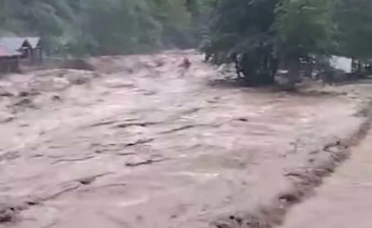 ხელვაჩაურში მდინარე მაჭახელა კალაპოტიდან გადავიდა - დაიტბორა საცხოვრებელი სახლები