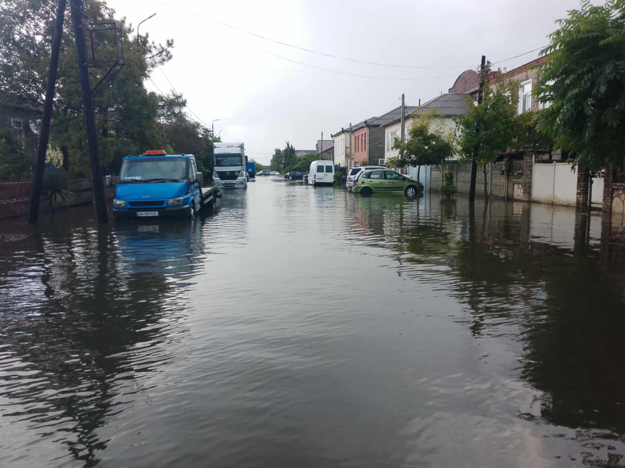 ფოთში უხვმა ნალექმა პრობლემები შექმნა - დატბორილია, ქუჩები და ეზოები