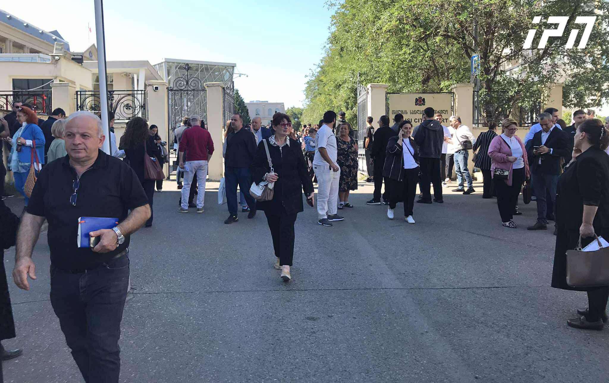 თბილისის საქალაქო სასამართლოში ევაკუაცია გამოცხადდა - სასამართლო პროცესები შეჩერებულია