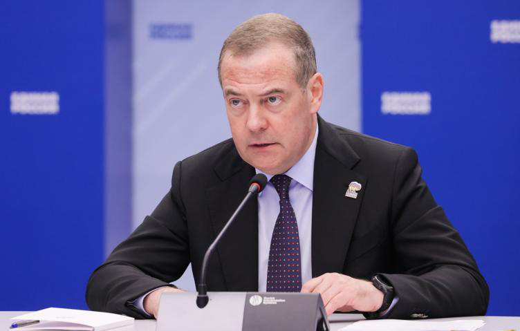 დიმიტრი მედვედევი - რუსეთის შესახებ ტრამპის კომენტარები აჩვენებს, რომ ალტერნატიულ რეალობაში მოხვდა - სავარაუდოდ, რამდენიმე დღეში მწვანე პიანისტს კაპიტულაციაზე ხელმოწერას შესთავაზებს, ან მარსზე გაფრინდება მასკთან ერთად