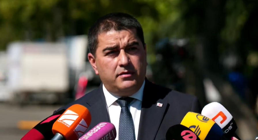 შალვა პაპუაშვილი განათლების რეფორმაზე - საჯარო დისკუსიასაც ვადევნებთ თვალ-ყურს, მათ შორის, რადიკალი პირების მოსაზრებებს და რაიმე ხელშესახები, კრიტიკული არგუმენტი არ მოგვისმენია - გვესმის ბრტყელ-ბრტყელი სიტყვები