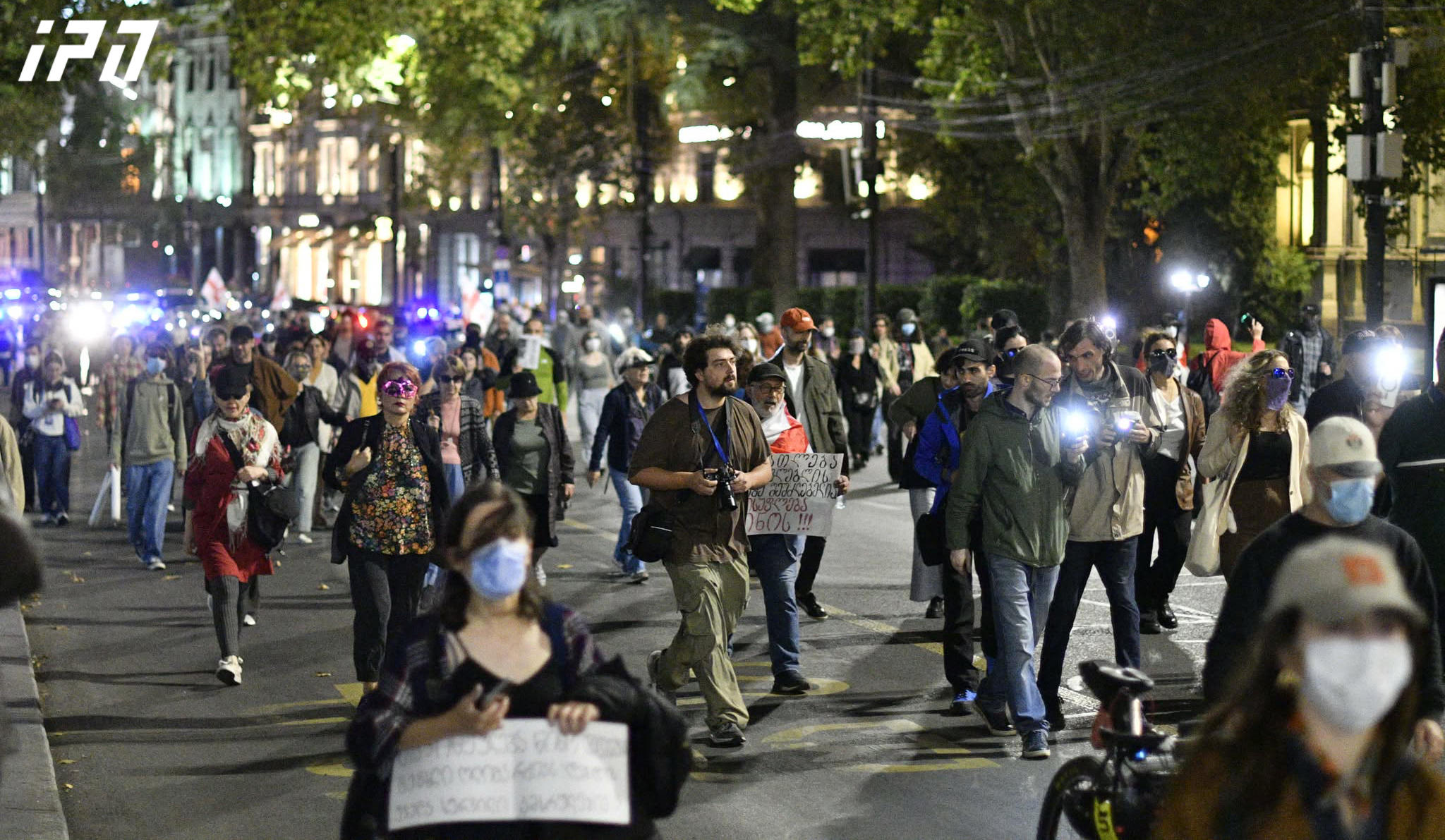 პარლამენტთან საპროტესტო აქციაზე მოქალაქეები იკრიბებიან