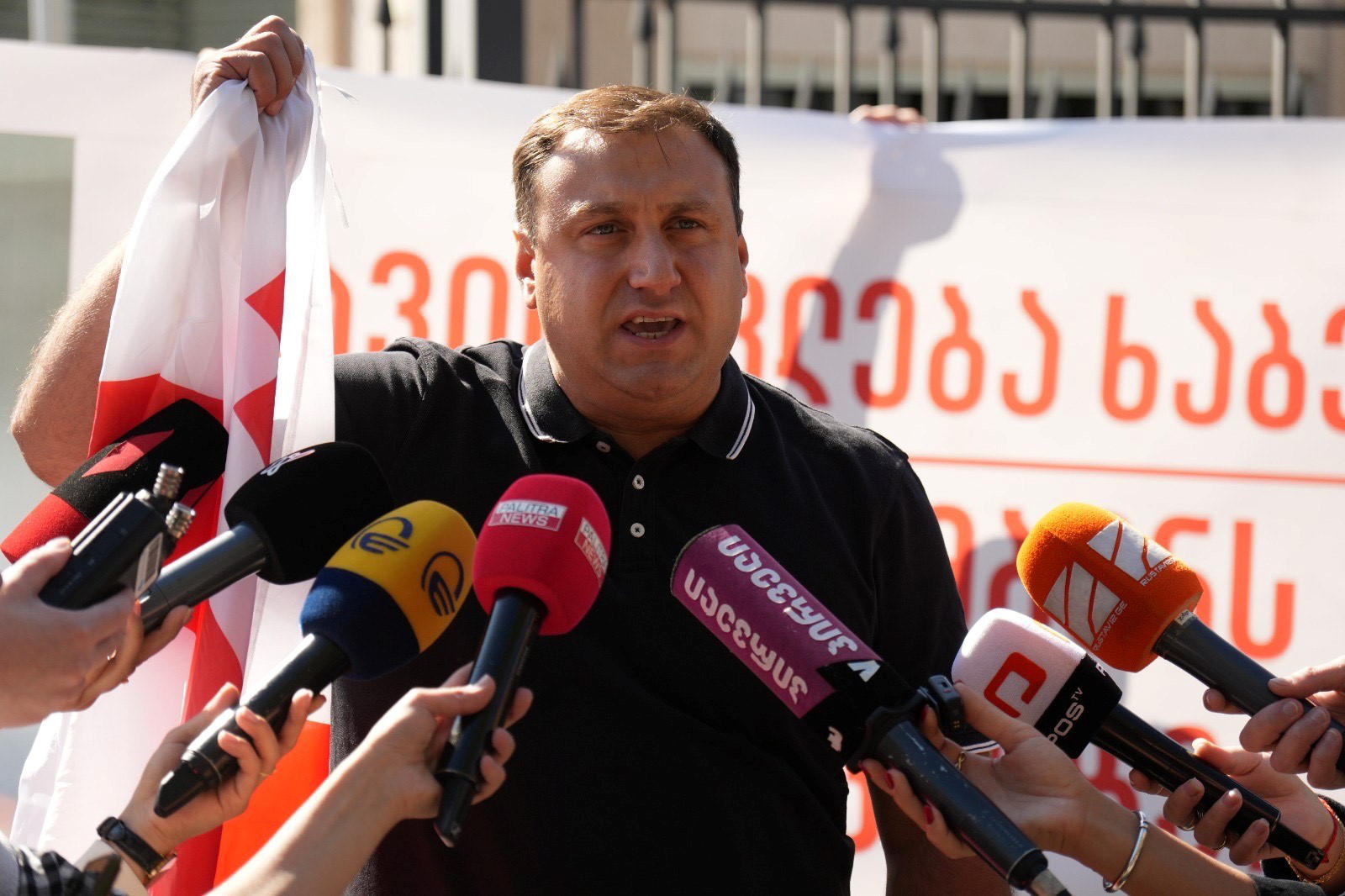 ლაშა ფარულავა - ლევან ხაბეიშვილმა განაცხადა, რომ 4 ოქტომბერი ივანიშვილის მშვიდობიანი დამხობის დღეა და ამის გამო მდინარაძემ ის დააკავა - გეპატიჟებით არა სასეირნოდ, არამედ საზეიმოდ - ერთად ვიზეიმებთ ივანიშვილის რეჟიმის დამარცხებას