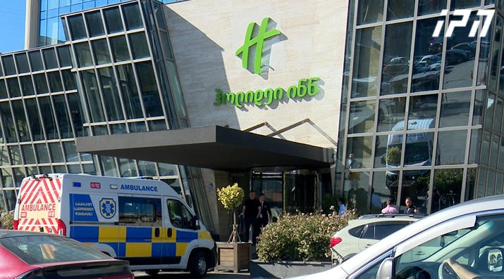 „აჭარა ჯგუფის“ წარმომადგენელი - „ჰოლიდეი ინნ-ში“ სტუმარი ოთახში მარტო იმყოფებოდა, არ გამოდიოდა, დაცვას გაუწია წინააღმდეგობა, შესაბამისად, უსაფრთხოების სამსახურმა დაურეკა პოლიციას და ის პოლიციამ გამოიყვანა