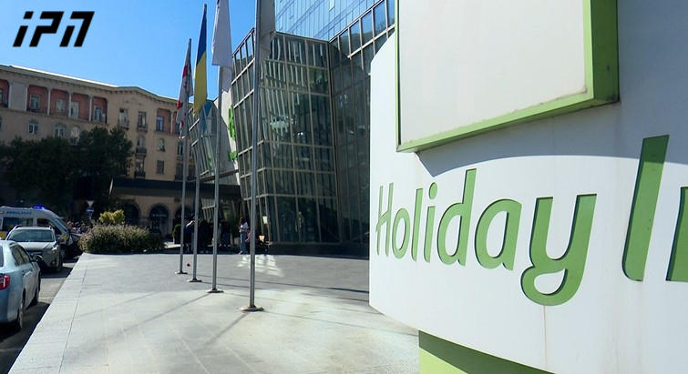 „ჰოლიდეი ინნ“-ში დაკავებულ პირს ბრალი ინვენტარის დაზიანების და მუქარის ფაქტზე წარედგინა - პროკურატურის ინფორმაციით, ის საქართველოს და აშშ-ის ორმაგი მოქალაქეა