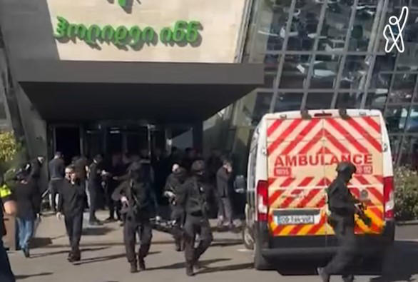 არსებული ინფორმაციით, სამართალდამცავებმა სასტუმრო „ჰოლიდეი ინნ“-ში შეიარაღებული პირი დააკავეს