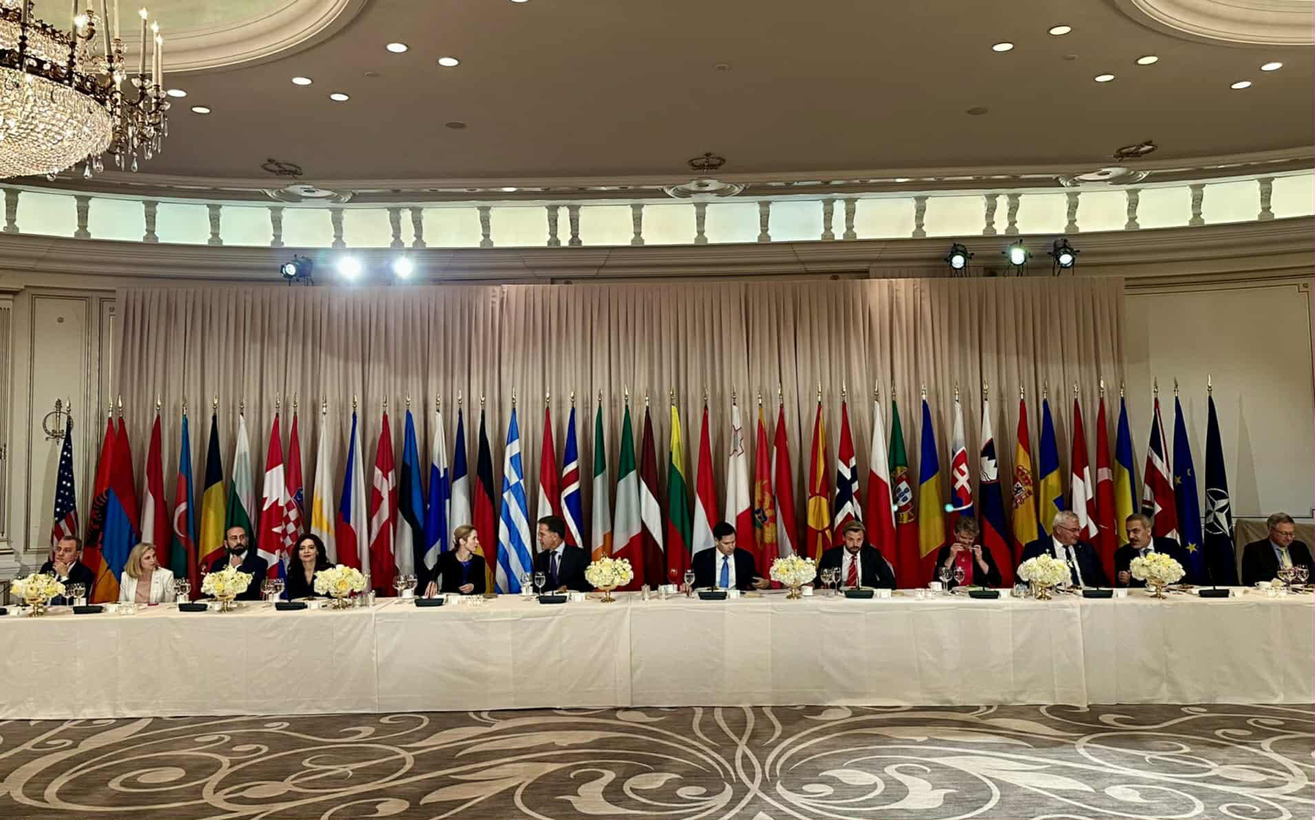 აშშ-ის სახელმწიფო დეპარტამენტი - მარკო რუბიომ ნიუ-იორკში 2025 წლის ტრანსატლანტიკურ ვახშამს უმასპინძლა - მან მშვიდობისა და კეთილდღეობის  მიზნით ტრანსატლანტიკური პარტნიორობის მნიშვნელობას ხაზი გაუსვა