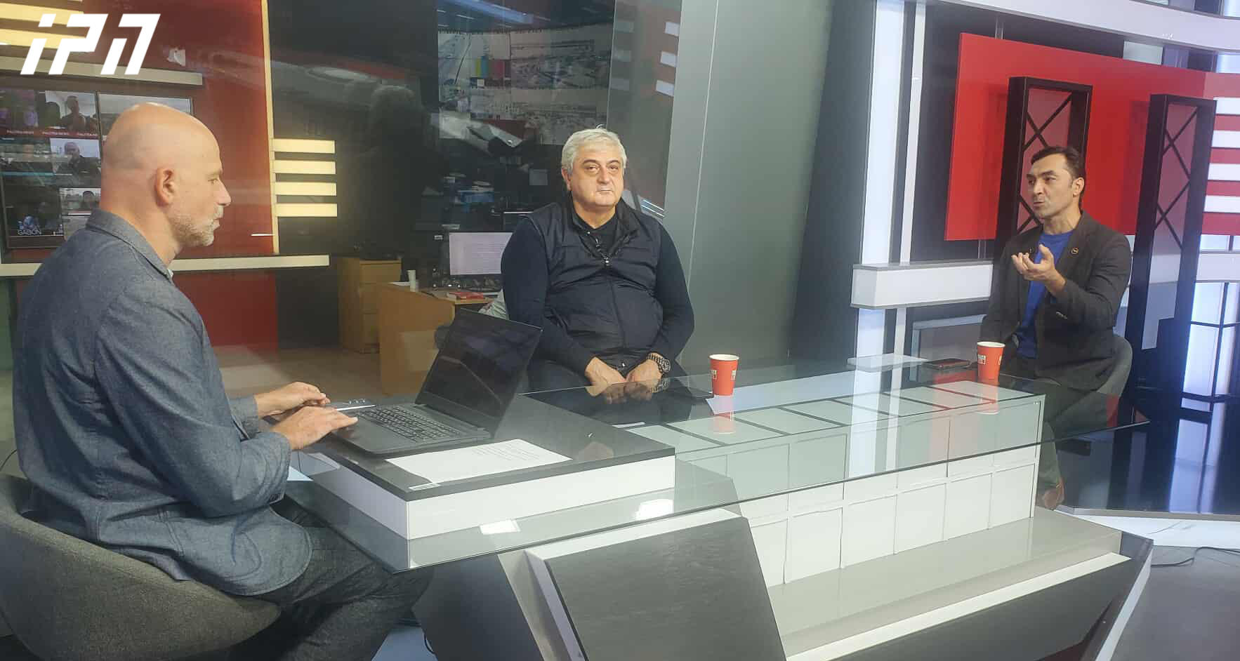 ლაშა ძებისაშვილი - ელჩების დაბარება კარგად გააზრებული გეგმის ნაწილია, რომლის მიზანია, დასავლეთისგან ჩახსნა - რაც შეეხება ყაველაშვილის გამოსვლას, პირველი ნაწილი წააგავდა სარეკლამო კლიპს, მეორე კი არის ის, რასაც  „ოცნება“ ყველგან აგზავნის