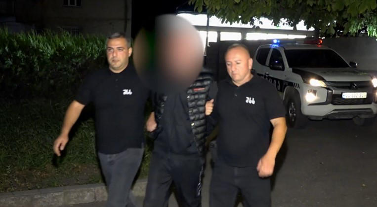 დააკავეს პირი, რომელმაც ყოფილ ცოლს ცივი იარაღით დაზიანებები მიაყენა, რის შემდეგაც ბენზინის შესხმით მისი დაწვა სცადა