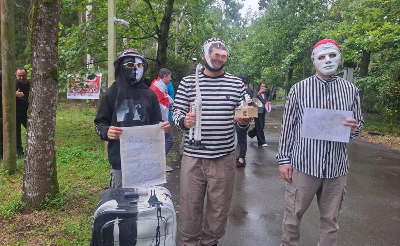 „ნაციონალური მოძრაობის“ წევრები შეკვეთილში, ბიძინა ივანიშვილის სახლთან აქცია-პერფორმანსს მართავენ - მათ ადგილზე სათამაშო ზებრა და ზვიგენი მიიტანეს