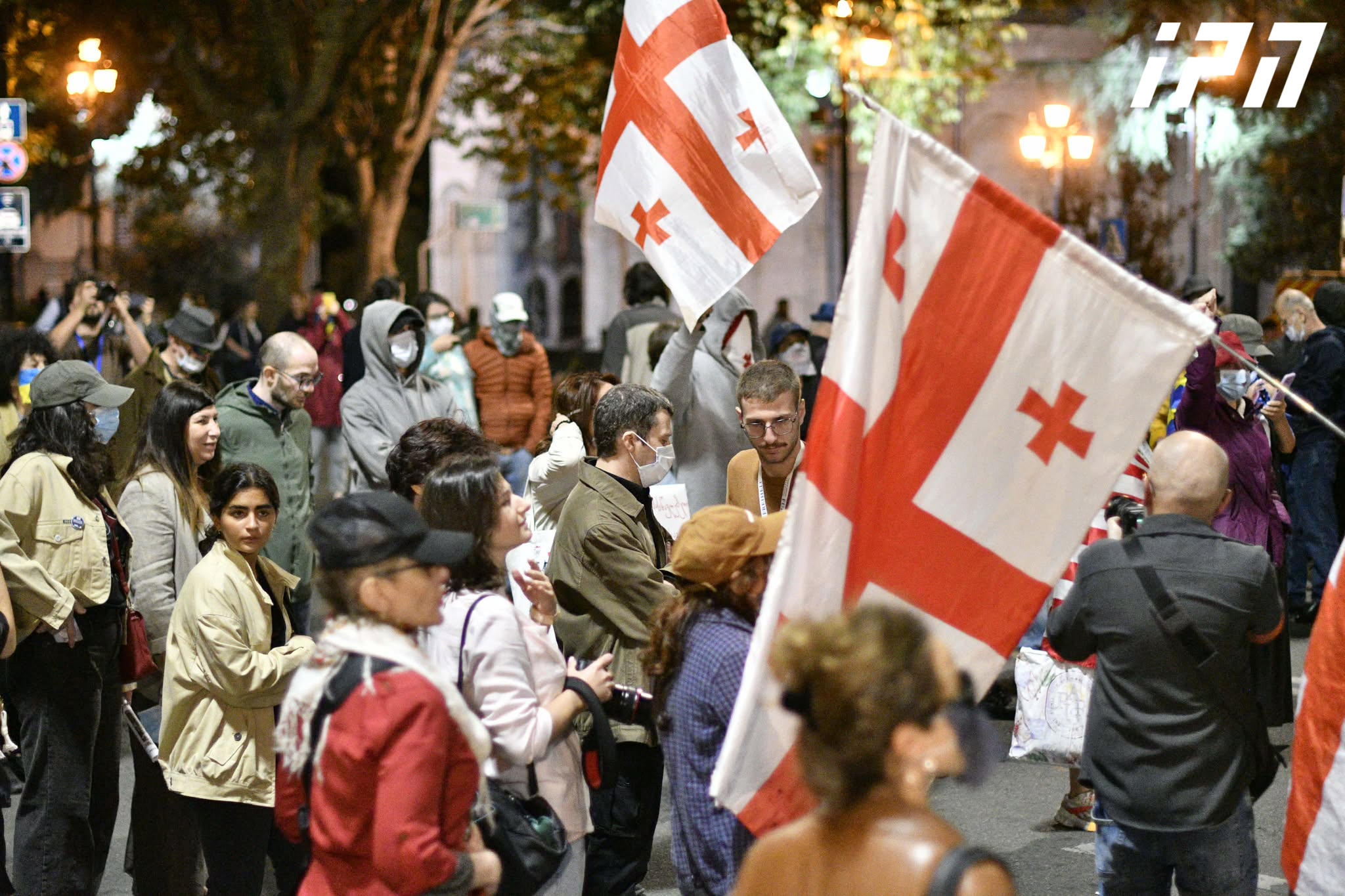 სლოგანით - „აფხაზეთი საქართველოა - არა რუსულ რეჟიმს“, გმირთა მოედნიდან პარლამენტისკენ მსვლელობა მიმდინარეობს