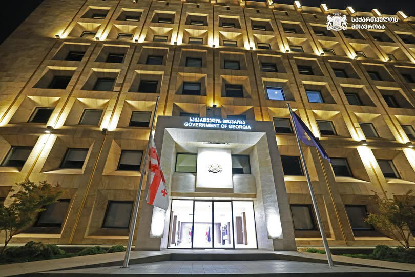 სოხუმის დაცემის 32 წლისთავთან დაკავშირებით და აფხაზეთის ომში დაღუპულთა ხსოვნის პატივის მიგების მიზნით, ყველა ადმინისტრაციულ შენობაზე სახელმწიფო დროშა დაეშვა