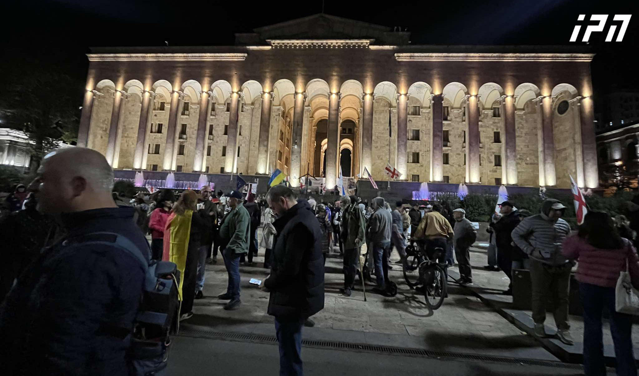 პარლამენტთან საპროტესტო აქცია მიმდინარეობს