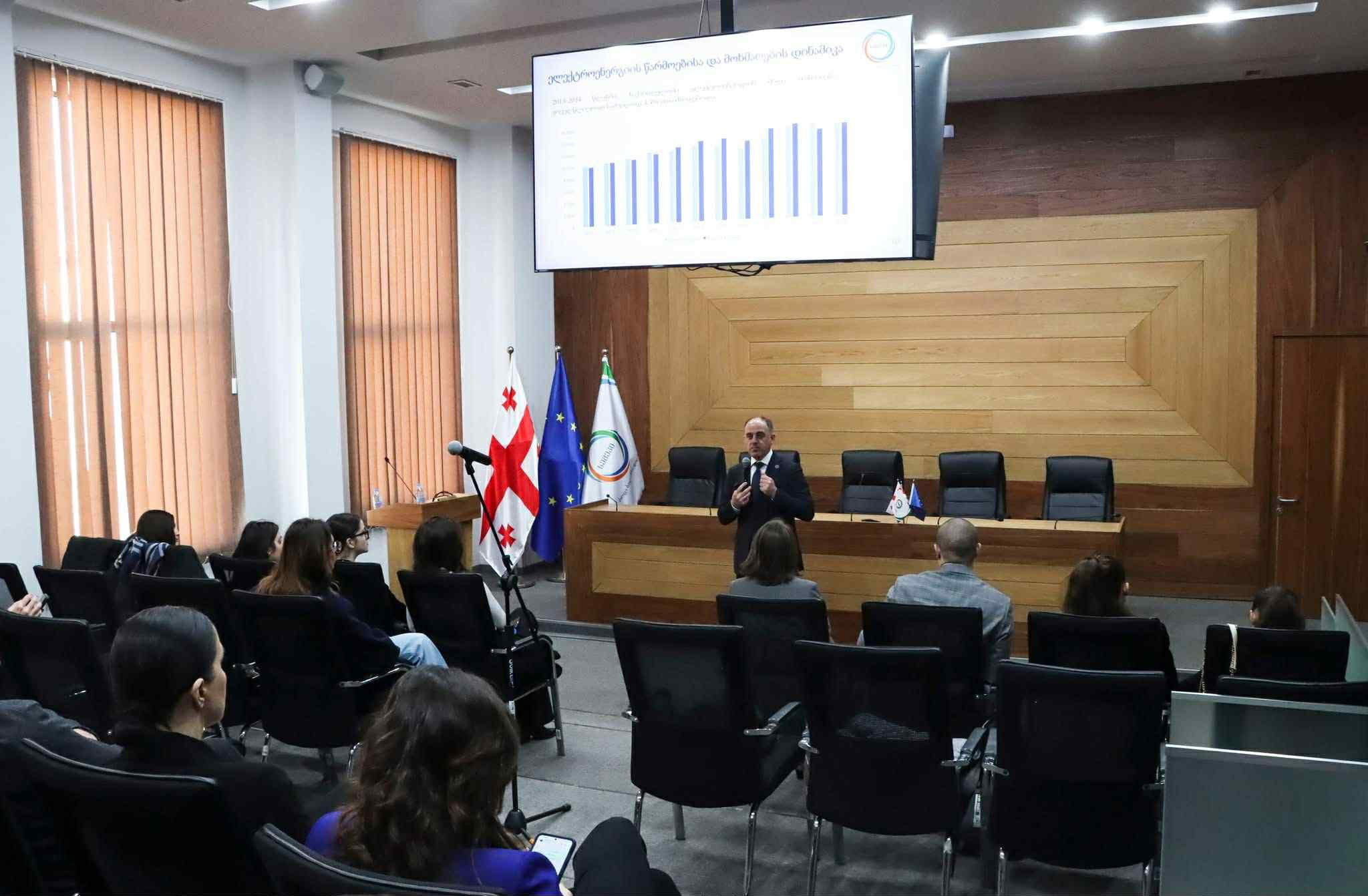 დავით ნარმანიამ სტუდენტებისა და სკოლის მოსწავლეებისთვის საჯარო ლექცია წაიკითხა