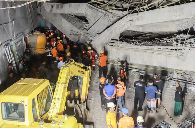 Reuters - ინდონეზიაში სკოლის შენობის ჩამონგრევის შედეგად ნანგრევებში ჩარჩენილ 38 ადამიანს ეძებენ