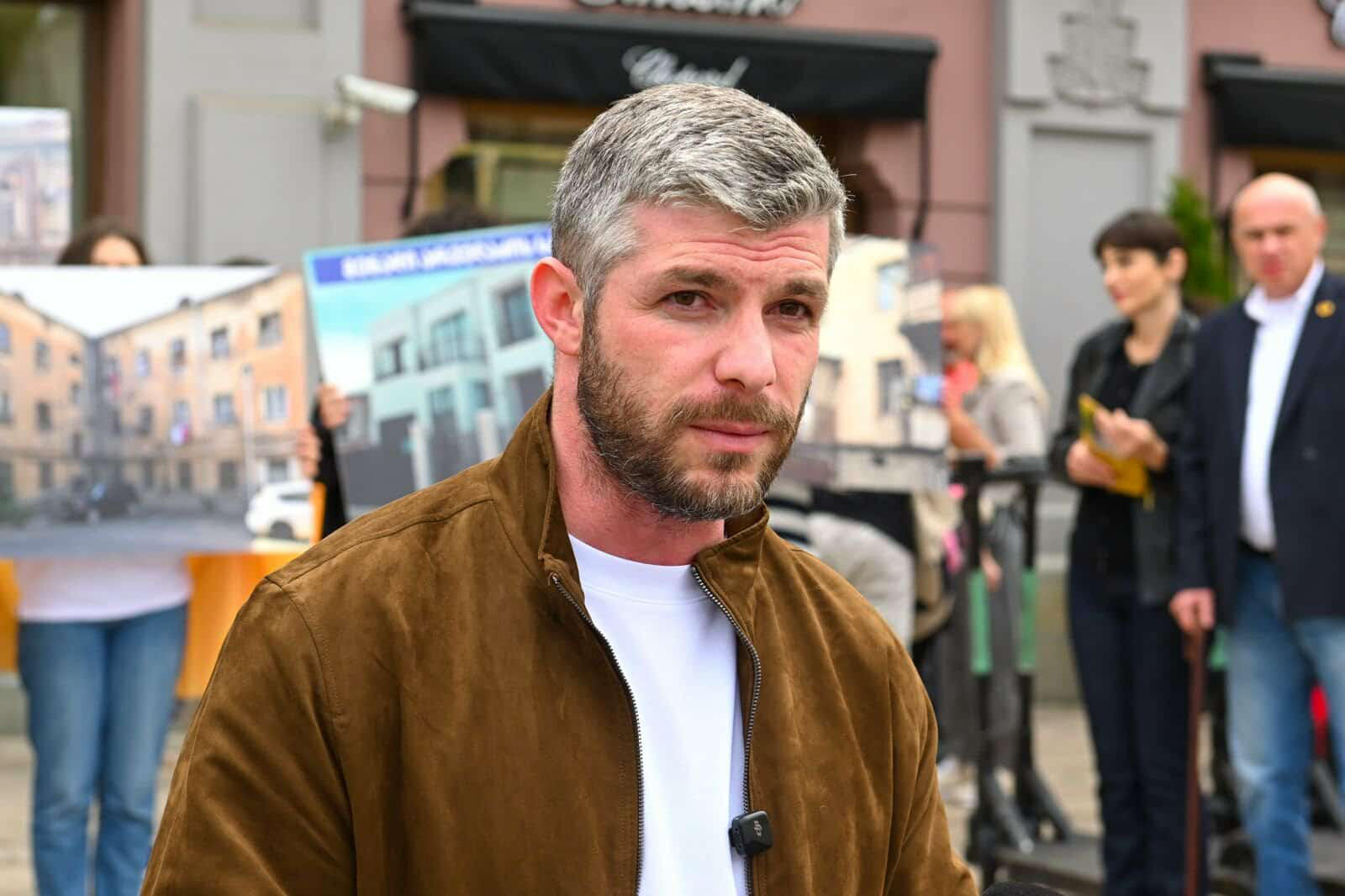 „ძლიერი საქართველო-ლელოს“ წევრებმა საკრებულოსთან აქცია-პერფორმანსი გამართეს, რომელსაც ირაკლი კუპრაძე და მაჟორიტარობის კანდიდატები შეუერთდნენ