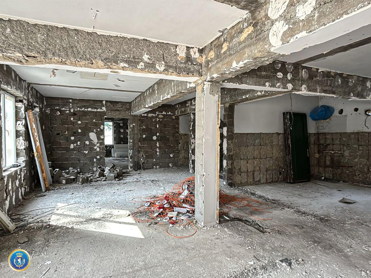 ფინანსთა სამინისტროს საგამოძიებო სამსახურის ინფორმაციით, დიდი ოდენობით სახელმწიფოს კუთვნილი ქონების მოტყუებით დაუფლებისა და უკანონო შემოსავლის ლეგალიზაციის ფაქტებზე 2 პირი დააკავეს