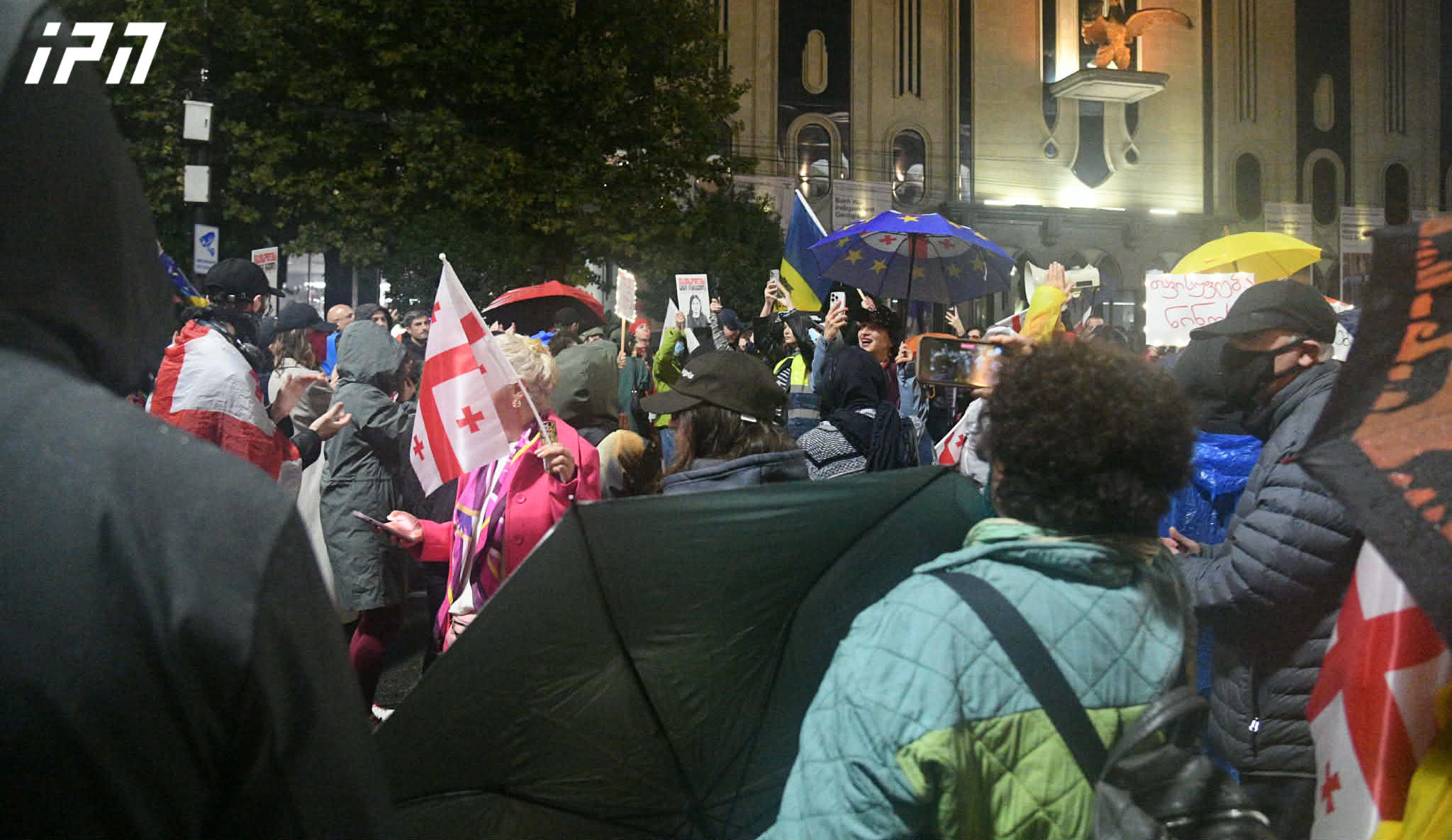 პარლამენტთან საპროტესტო აქცია მიმდინარეობს