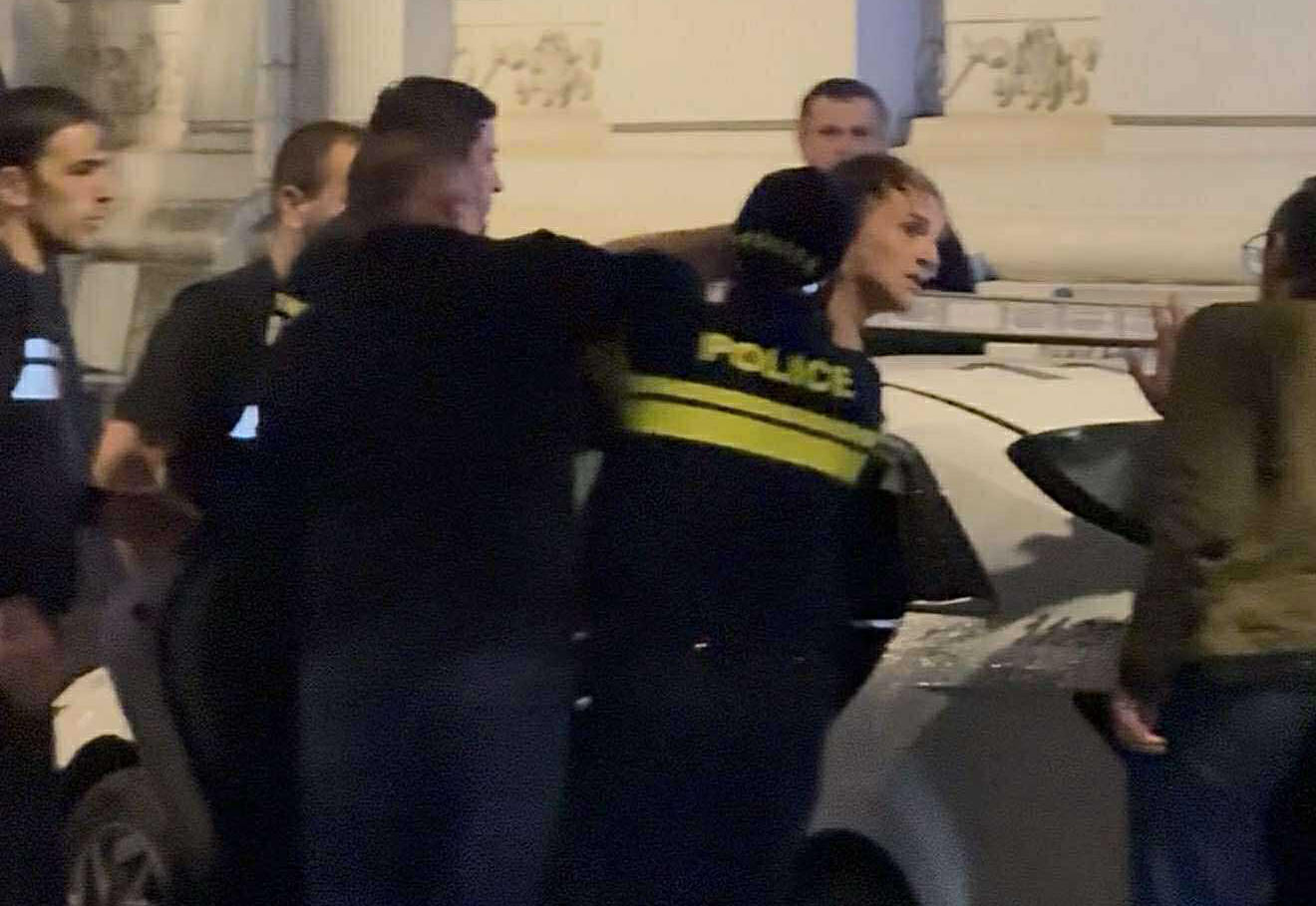 აჭარის მთავრობის სახლთან ადმინისტრაციული წესით ერთი პირი დააკავეს - არსებული ინფორმაციით, დაკავებული აქციის მონაწილეებს შეურაცხყოფას აყენებდა