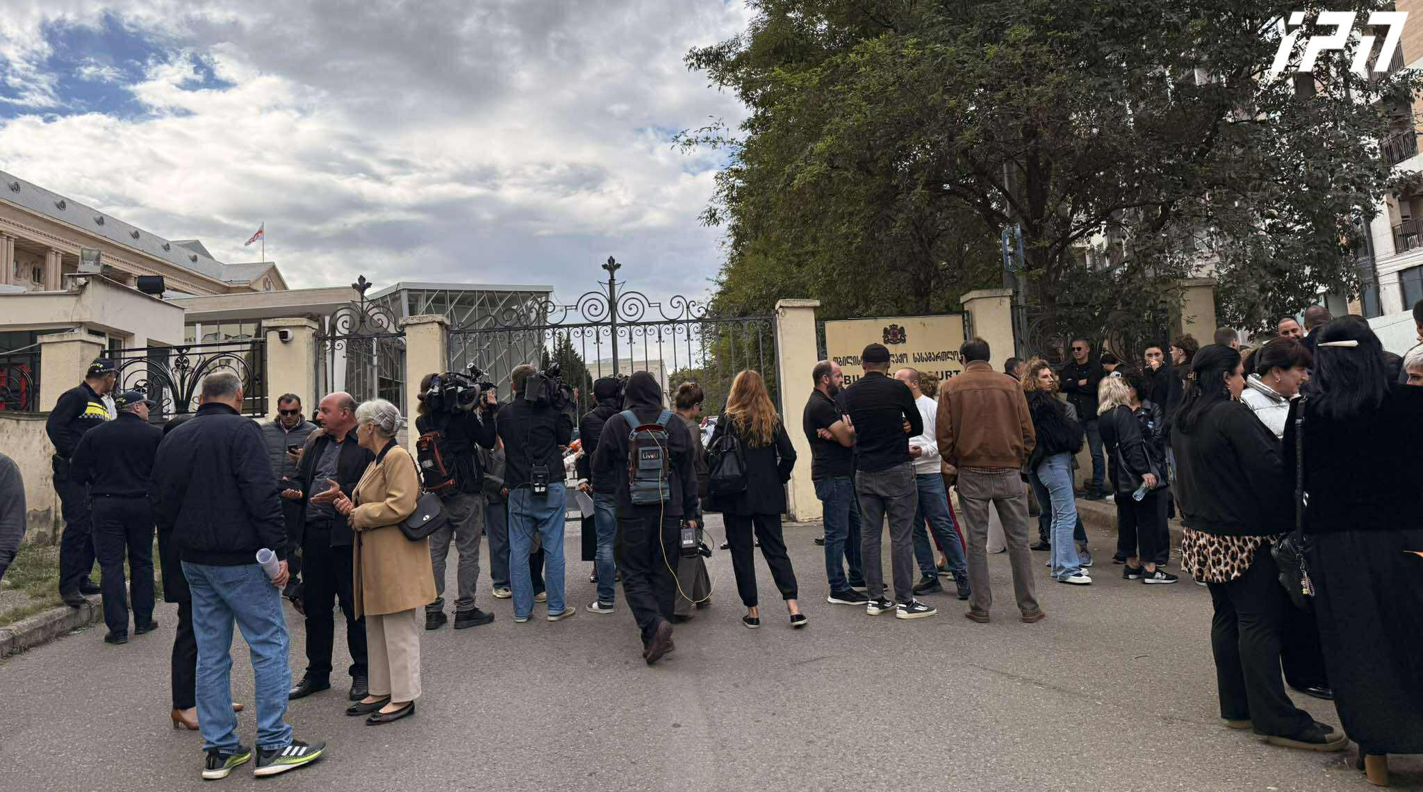 თბილისის საქალაქო სასამართლოში გამნაღმველებმა და კინოლოგებმა მუშაობა დაასრულეს, რის შემდეგაც პროცესები განახლდა