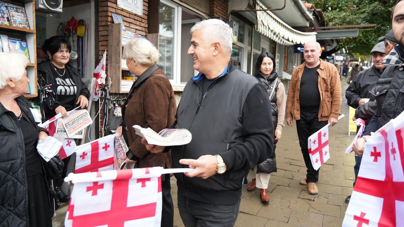 გიორგი ბოტკოველმა და გიგი გიგიტელაშვილმა თელავში გაზეთები და 4 ოქტომბრის საპროტესტო აქციის მოსაწვევები დაარიგეს