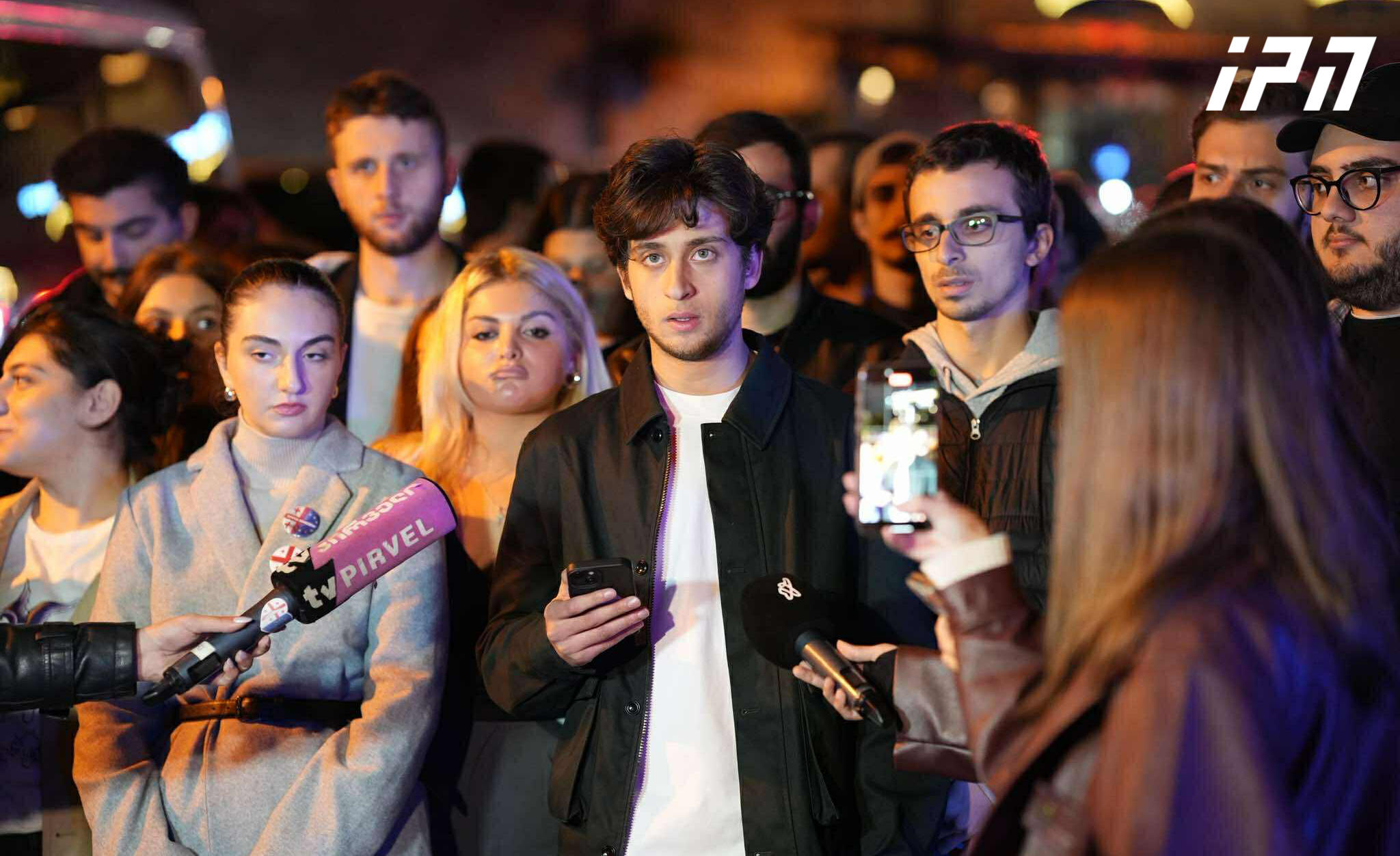 სტუდენტები - ახალგაზრდები შევიკრიბებით თსუ-ს პირველი კორპუსის ეზოში, საიდანაც დიდი რევოლუციური მარშით დავიძვრებით და დავანახებთ ჩვენს გადამწყვეტ ძალას  შეკრებილ ადამიანებს