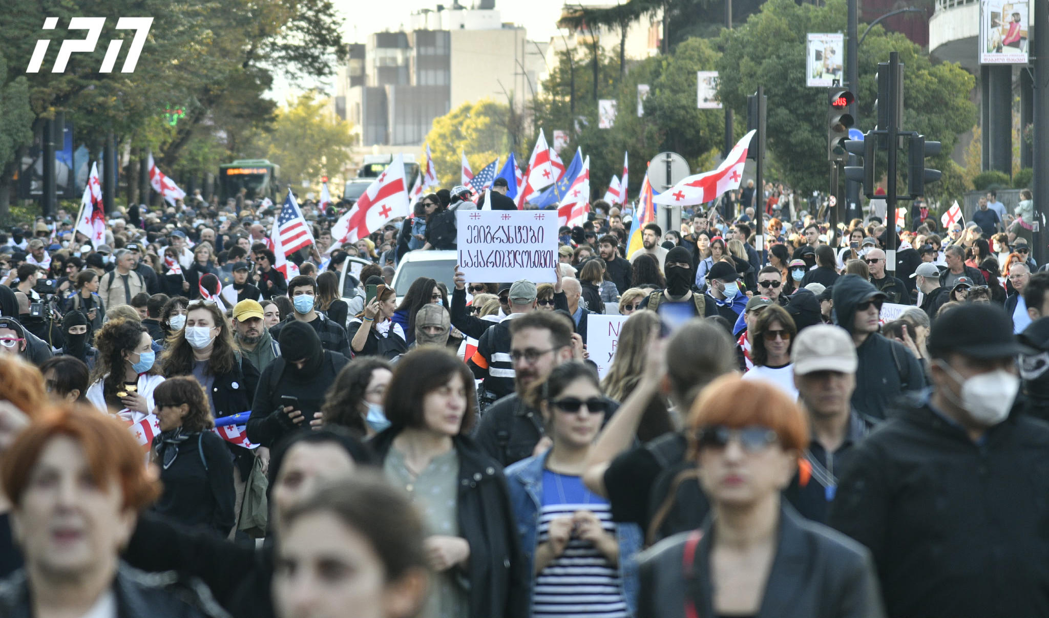 სტუდენტები, რომლებიც თსუ-ს პირველი კორპუსიდან საპროტესტო მსვლელობას მართავენ, კახა კალაძის საარჩევნო შტაბთან  შეჩერდნენ