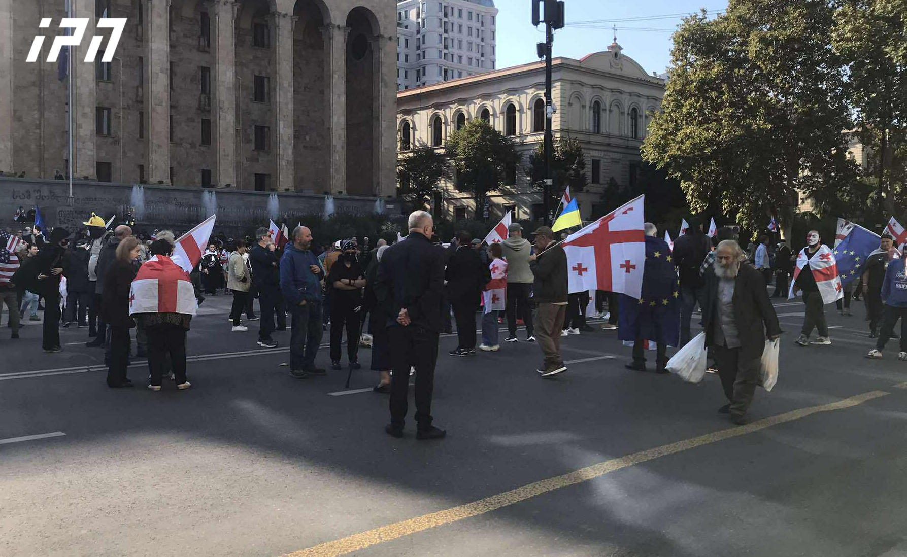 პარლამენტთან აქციის მონაწილეები იკრიბებიან - მათ საავტომობილო გზა გადაკეტეს