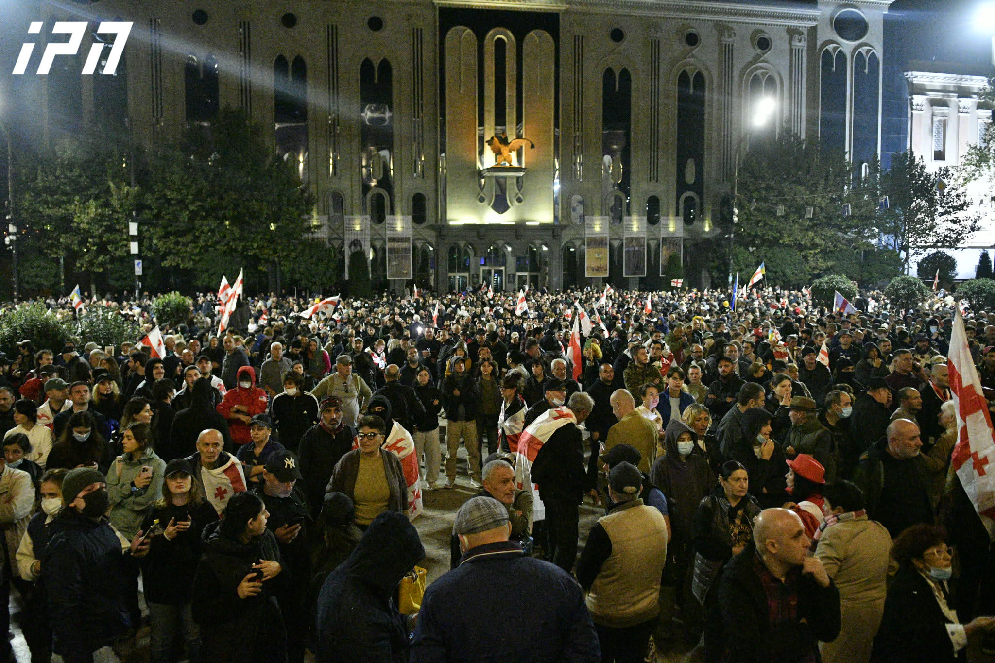 პარლამენტთან შეკრებილებმა ორბელიანის მოედანზე გადასვლის გადაწყვეტილება მიიღეს
