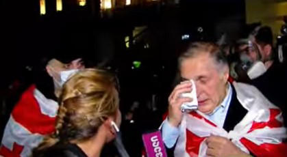 სპეცდანიშნულების რაზმმა ათონელის სასახლესთან  ე.წ. წიწაკის სპრეი გამოიყენა - დაშავებულთა შორისაა პაატა ბურჭულაძე