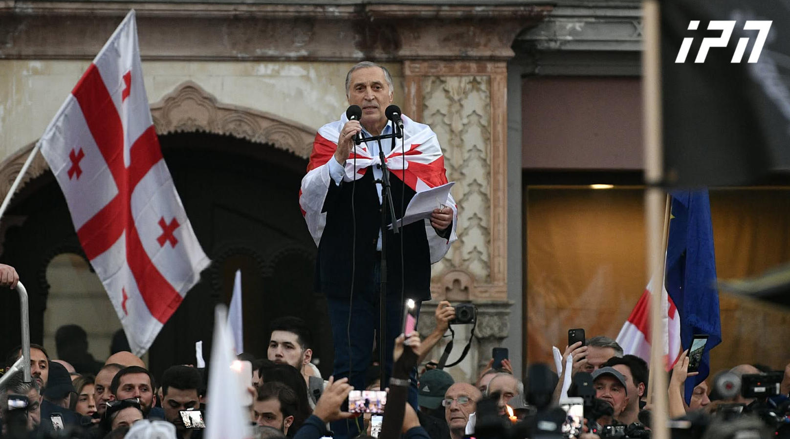 პაატა ბურჭულაძემ აქციაზე ეროვნული კრების დეკლარაცია წაიკითხა და განაცხადა, რომ დეკლარაციით, "ხელისუფლების ძალაუფლება შეწყვეტილია და ის ეკუთვნის ხალხს"