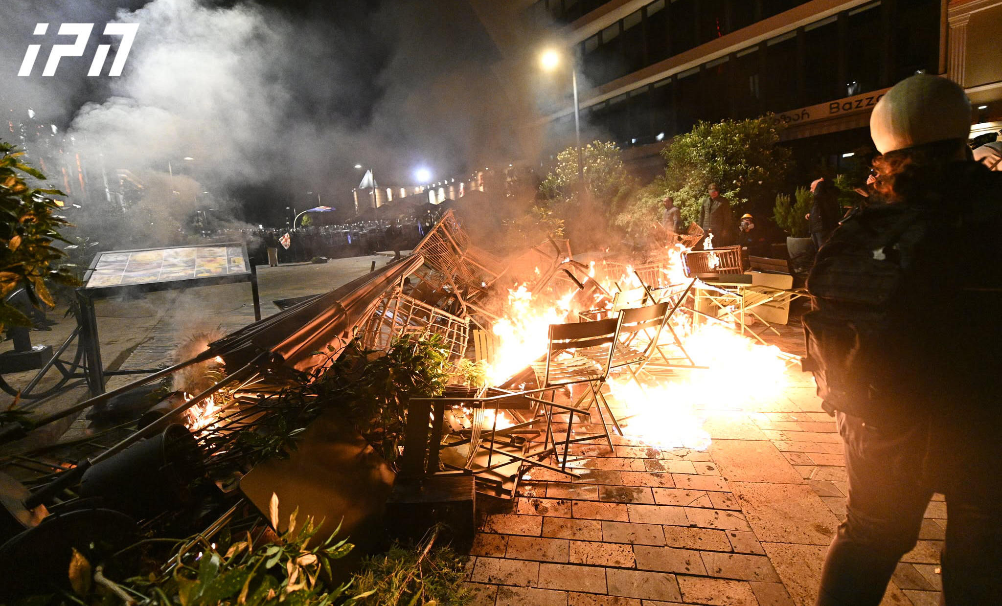 აქციის მონაწილეთა ნაწილი კვლავ ორბელიანის მოედანზე რჩება - მათ ბარიკადებს ცეცხლი წაუკიდეს