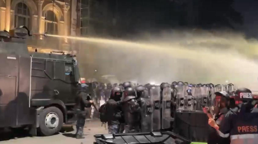 Riot police start cracking down on protesters near Atoneli Palace with water cannon