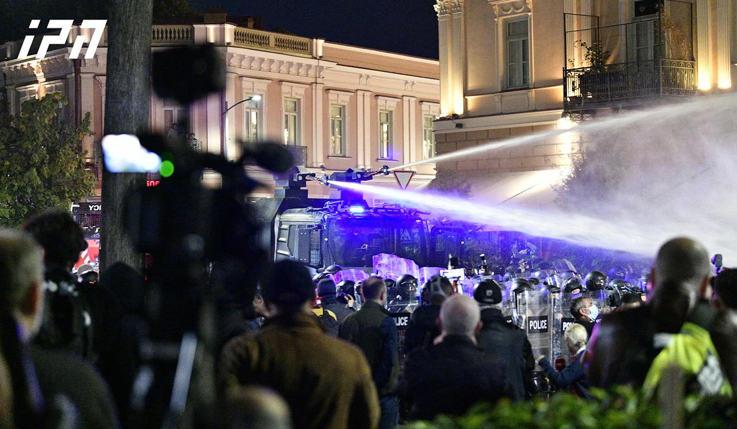 ათონელის სასახლესთან, მოქალაქეების წყლის ჭავლით დაშლა დაიწყეს