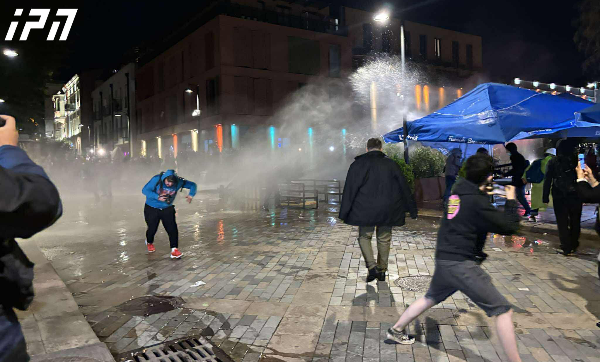 სპეცდანიშნულების რაზმმა მოქალაქეების დაშლა მორიგ ჯერზე დაიწყო - ამჯერად სპეციალური საშუალების გამოყენება ორბელიანის მოედანზე ხდება