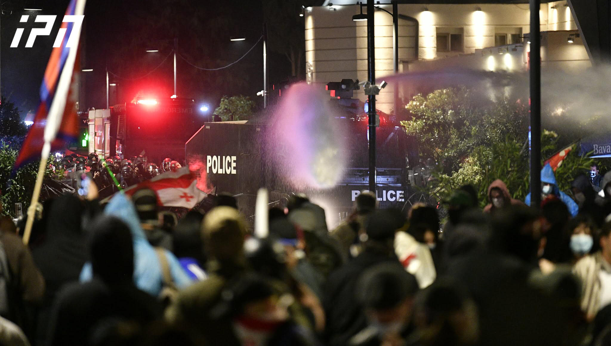 ინგოროყვას ქუჩაზე სპეციალური დანიშნულების რაზმი და წყლის ჭავლის მანქანა განლაგდა - აქციის მონაწილეები კი თავისუფლების მოედნიდან პარლამენტის მიმდებარედ ინაცვლებენ